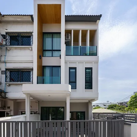 New Stylish Modern Home 4Br 12Pax 200M Bts Phrakhanong