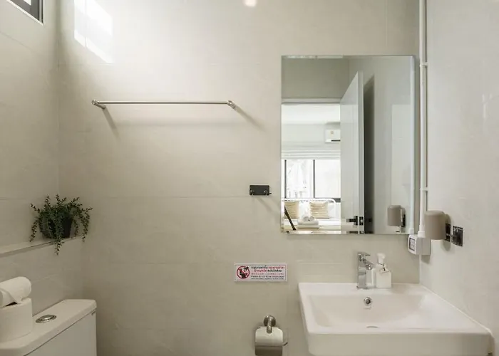 Cozy Spacious 4br Villa, 12pax, 200m Bts Phrakhanong, 10min Thonglo, Fast 500mbps Wifi Holiday home *