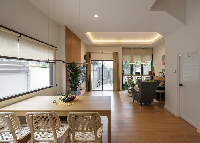 Cozy Spacious 4br Villa, 12pax, 200m Bts Phrakhanong, 10min Thonglo, Fast 500mbps Wifi Holiday home *