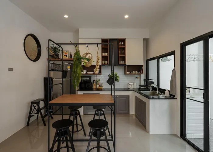Cozy Spacious 4br Villa, 12pax, 200m Bts Phrakhanong, 10min Thonglo, Fast 500mbps Wifi Holiday home *