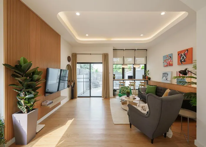 Cozy Spacious 4br Villa, 12pax, 200m Bts Phrakhanong, 10min Thonglo, Fast 500mbps Wifi Holiday home Bangkok